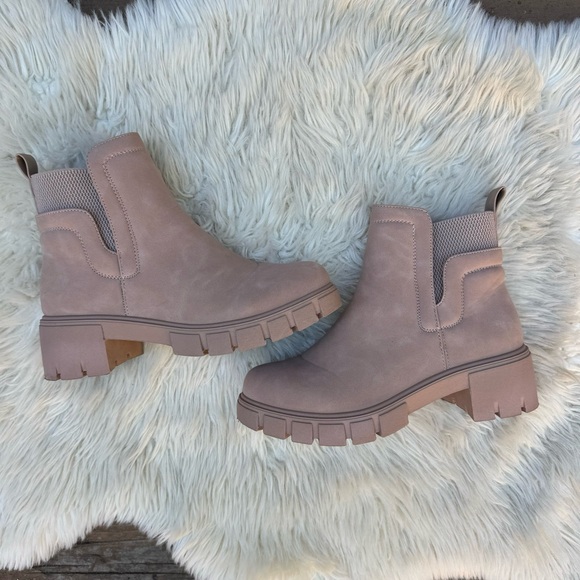 Qupid 💕 Dusty Pink Blush Lug Sole Ankle Faux Suede Fall Booties Womens Size 6 - Picture 15 of 15